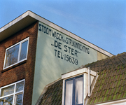 840169 Afbeelding van de gerestaureerde muurreclame van 'Stoomwasch en Strijkinrichting De Ster ', op de zijgevel van ...